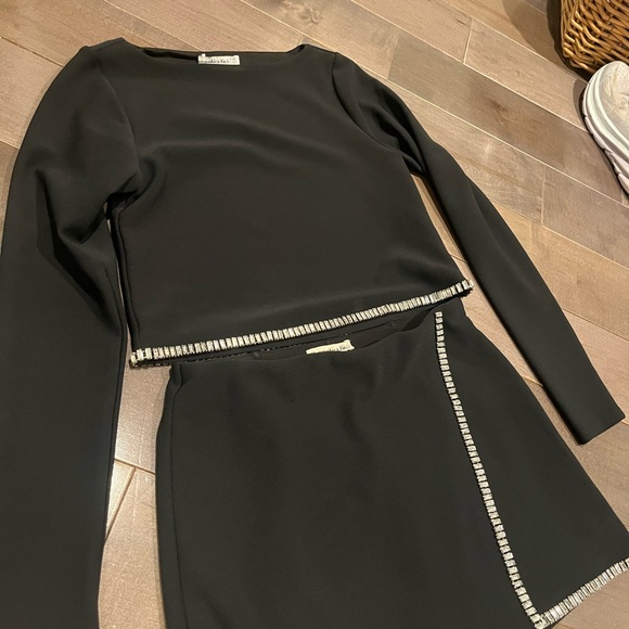 Elegant Black Skirt with Silver Accents - Picture 2 of 3